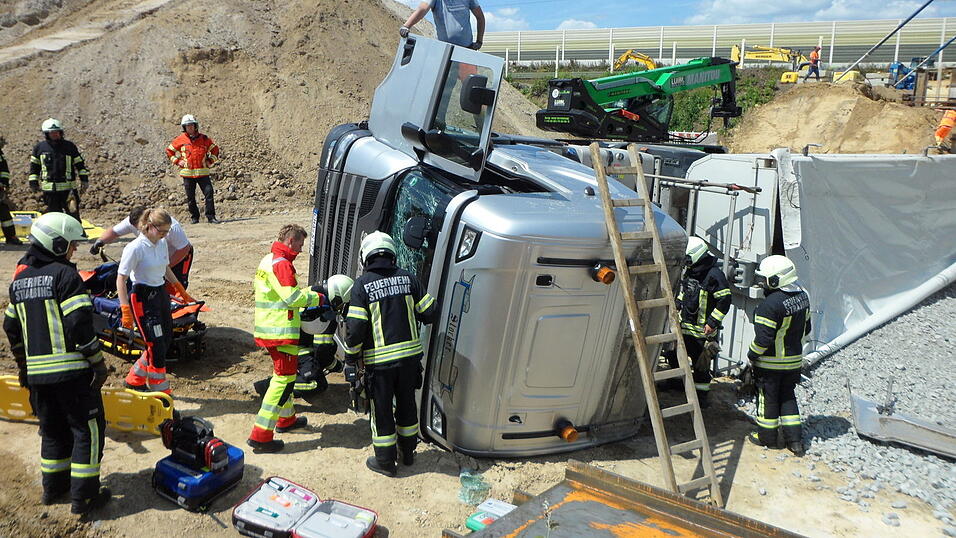 Die Feuerwehr kümmerte sich um die Bergung des Fahrers. Die Feuerwehr kümmerte sich um die Bergung des Fahrers.