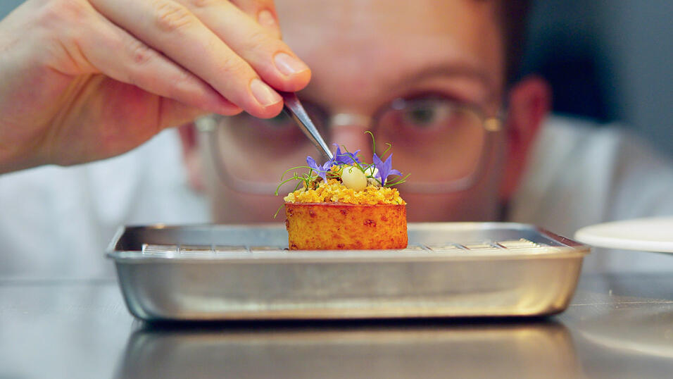Passion, Pr&auml;zision, Perfektionismus - Nico La Rocca bringt diese und weitere Fertigkeiten in die Gourmetk&uuml;che des edl.eins ein und erh&auml;lt daf&uuml;r einen Michelin-Stern.