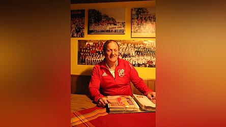 Mit 70 viel erlebt: Für den Fototermin blättert Jubilar Alois Kreis in den Privatarchiven, die von der glorreichen Landesliga-Zeit des 1. FC Miltach künden. Doch der einstige Trainer hängt nicht in der Vergangenheit fest. Gemeinsam mit Roland Heigl ist er Fußball-Abteilungsleiter seines Herzensvereins. Denn auch Kreis-Liga ist spannend...