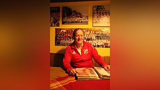 Mit 70 viel erlebt: Für den Fototermin blättert Jubilar Alois Kreis in den Privatarchiven, die von der glorreichen Landesliga-Zeit des 1. FC Miltach künden. Doch der einstige Trainer hängt nicht in der Vergangenheit fest. Gemeinsam mit Roland Heigl ist er Fußball-Abteilungsleiter seines Herzensvereins. Denn auch Kreis-Liga ist spannend...