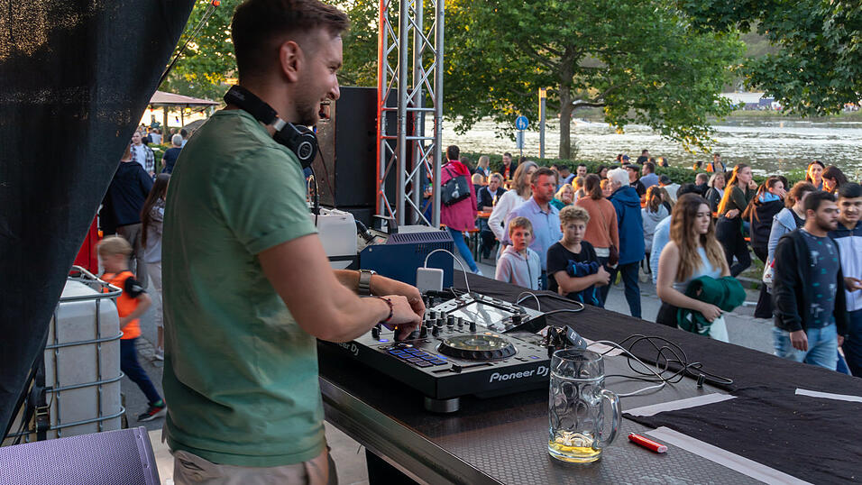 Bereits ab 20 Uhr stieg die Party beiderseits der Donau, um 22 Uhr dann begeisterte das feurige Spektakel auf der Donaubrücke die Gäste. Bereits ab 20 Uhr stieg die Party beiderseits der Donau, um 22 Uhr dann begeisterte das feurige Spektakel auf der Donaubrücke die Gäste.