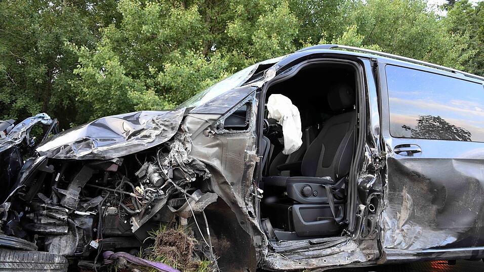 Bei dem Unfall verletzten sich drei Personen, einschließlich der Unfallverursacherin.
