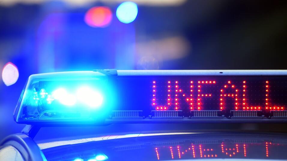 Die Polizei sperrte die Autobahn zum Teil. (Symbolbild)