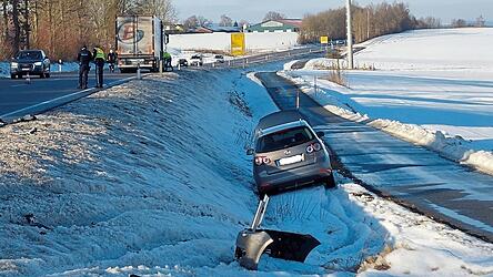 Der VW Golf rutscht nach dem Zusammensto&szlig; mit dem Lkw den Abhang hinunter.