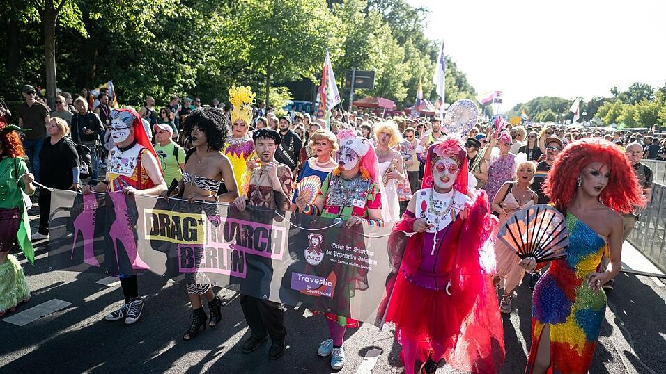 Zum ersten Mal gab es beim Berliner Christopher Street Day in Berlin einen Drag March. Zum ersten Mal gab es beim Berliner Christopher Street Day in Berlin einen Drag March.
