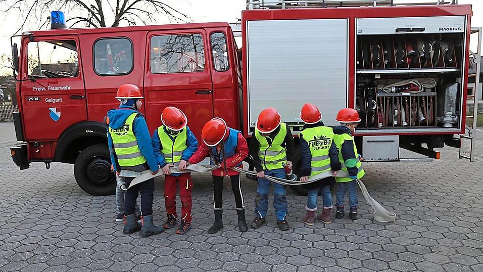 Mädchen und Jungen zwischen sechs und zwölf Jahren können sich bei den Geiganter 'Britschlkinds' für die Feuerwehr begeistern. Mädchen und Jungen zwischen sechs und zwölf Jahren können sich bei den Geiganter 'Britschlkinds' für die Feuerwehr begeistern.
