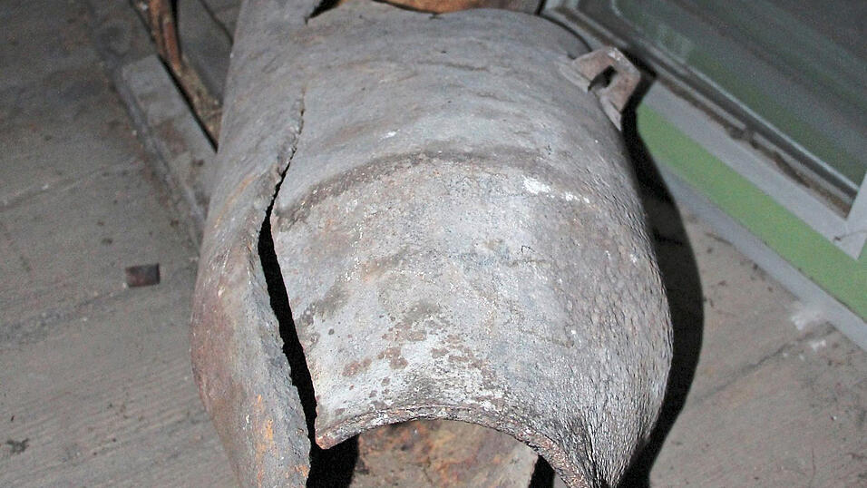 Zwischen alten Fahrrädern und kaputten Fenstern liegt die Bombe. Zwischen alten Fahrrädern und kaputten Fenstern liegt die Bombe.