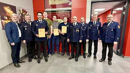 Die Geehrten (mit Urkunden) zusammen mit den Feuerwehr-F&uuml;hrungskr&auml;ften und B&uuml;rgermeister Sandro Bauer.