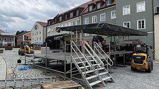 Die Hauptbühne am Stadtplatz wird abgebaut. Bald ist nichts mehr vom Bürgerfest zu sehen. Die Hauptbühne am Stadtplatz wird abgebaut. Bald ist nichts mehr vom Bürgerfest zu sehen.