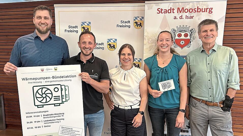 Dr. Michael Stanglmaier (v.r.), Melanie Falkenstein, Monika Schwind, Florian Wildgruber und Thomas Schwab präsentierten die Bündelaktion. Dr. Michael Stanglmaier (v.r.), Melanie Falkenstein, Monika Schwind, Florian Wildgruber und Thomas Schwab präsentierten die Bündelaktion.
