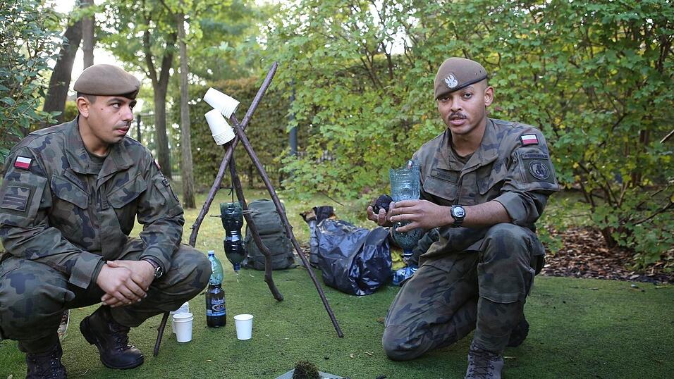 Zwei Soldaten der polnischen Territorialstreitkräfte zeigen, wie man verdrecktes Wasser reinigt. Zwei Soldaten der polnischen Territorialstreitkräfte zeigen, wie man verdrecktes Wasser reinigt.