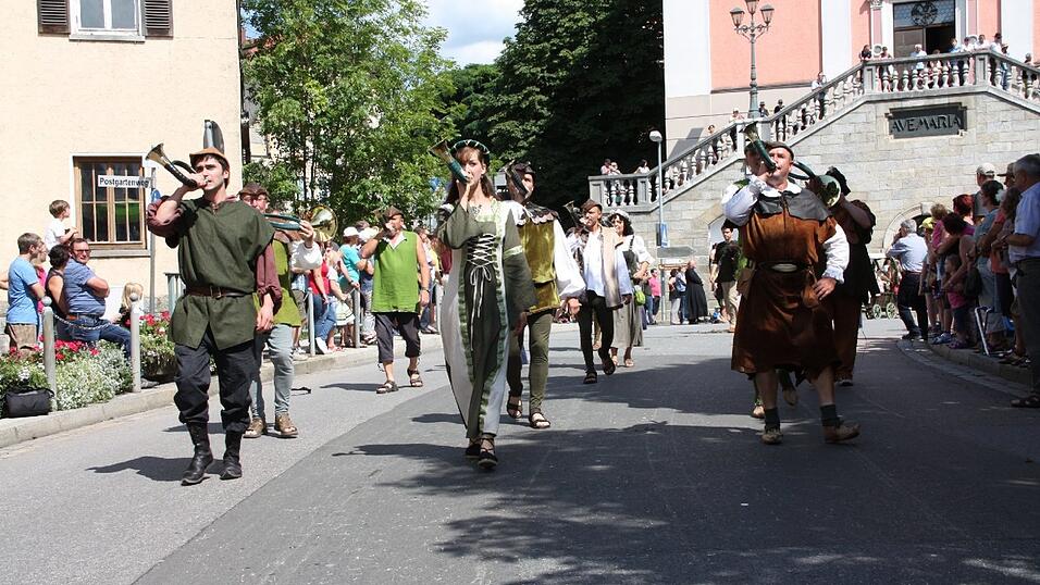 Die schönsten Augenblicke des historischen Drachenstich-Festzuges 2016. Die schönsten Augenblicke des historischen Drachenstich-Festzuges 2016.