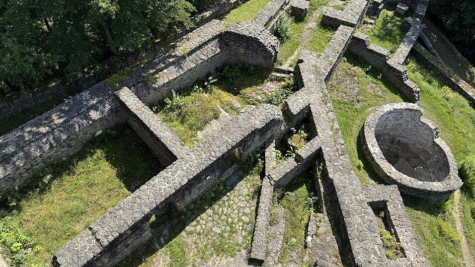 Die Ruinen der Burganlage vom Turm aus gesehen.