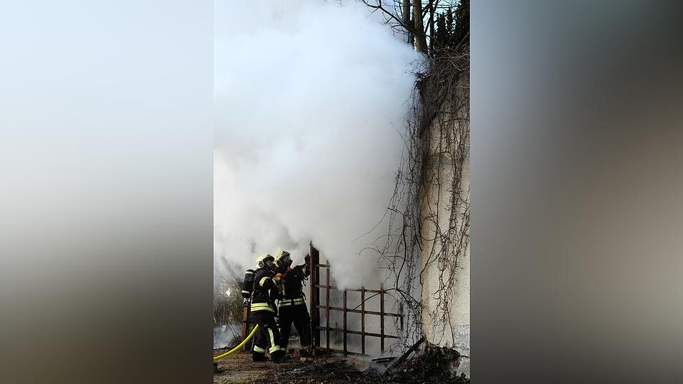 Mit einem schnellen Eingreifen der Freiwilligen Feuerwehr war der Brand einer Gartenlaube rasch im Griff.