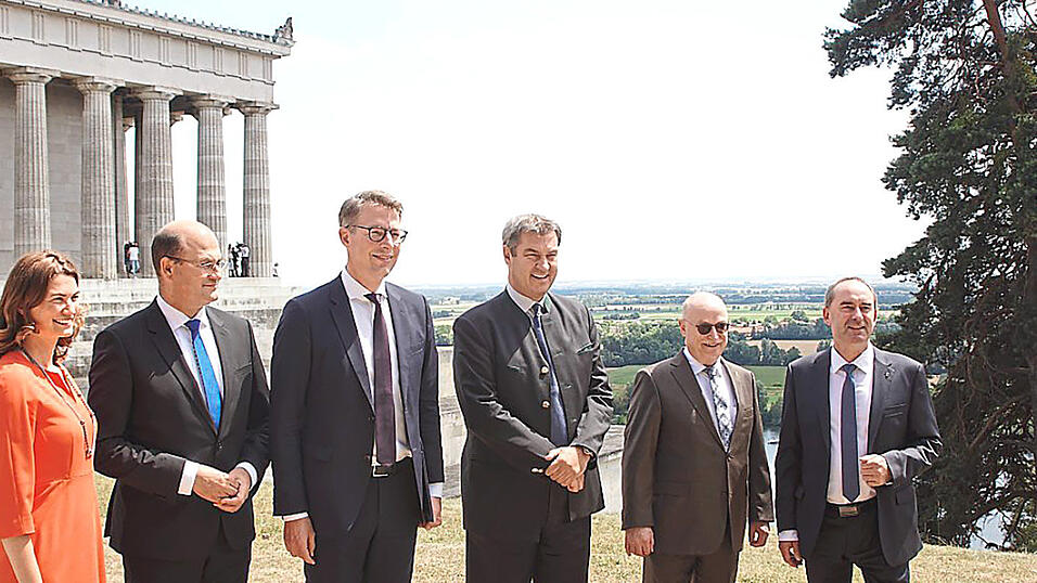 Landr&auml;tin Schweiger, Finanzminister F&uuml;racker, Kunstminister Blume, Ministerpr&auml;sident S&ouml;der, ein Vertreter der Max-Planck-Gesellschaft und Vize-Ministerpr&auml;sident Aiwanger (von links) im Juli 2022 vor der Walhalla.