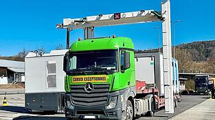 Das Kontrollfahrzeug rollt autonom an dem abgestellten, zu prüfenden Lkw vorbei, wobei der roboterartige Arm den Röntgenvorgang vornimmt. Der ganze Vorgang dauert keine fünf Minuten. Der Fahrer muss in dieser Phase seinen Lkw verlassen, während die Beamten im Inneren des Lkw vor Strahlung geschützt sind.