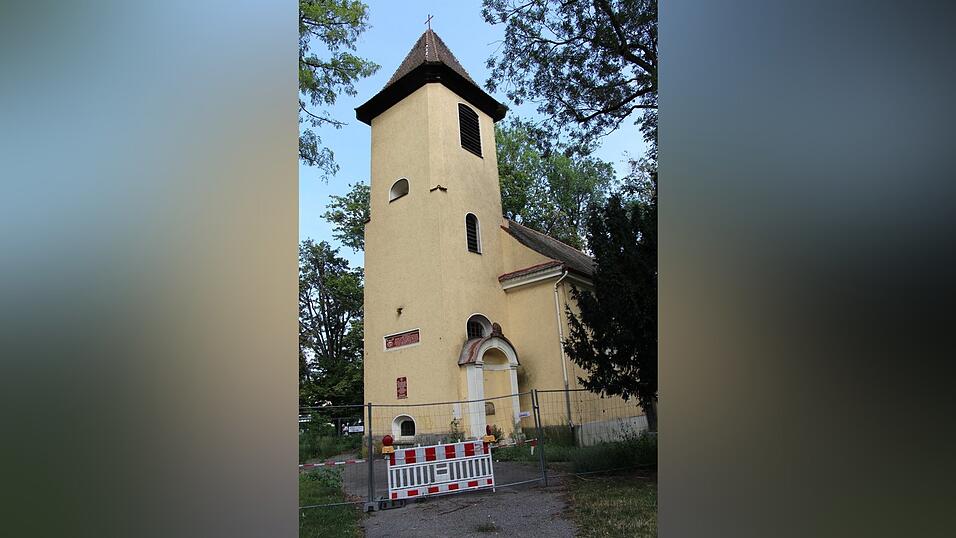 Das Peterskirchlein beim Regensburger Bahnhof. Es ist von einem Bauzaun umgeben.