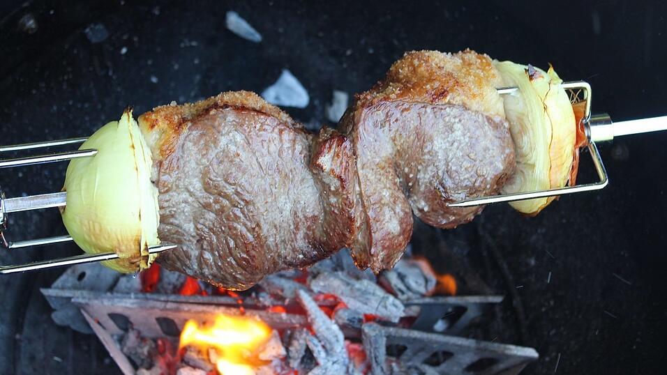 Die kulinarische Reise bringt uns dieses Mal nach Südamerika, genauer gesagt: nach Brasilien. Es gibt Picanha - einen Tafelspitz auf brasilianische Art. Was braucht man für die Zubereitung von Picanha auf dem Grill? Einen Drehspieß. Auch unter der Bezeichnung Rotisserie bekannt.