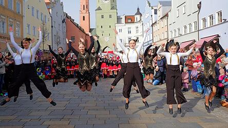 Die Narrhalla bei ihrem Auftritt am Stadtplatz in Vilsbiburg am Samstag.