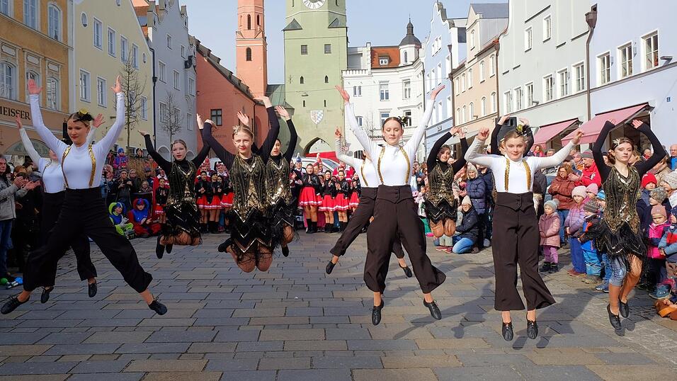 Die Narrhalla bei ihrem Auftritt am Stadtplatz in Vilsbiburg am Samstag.