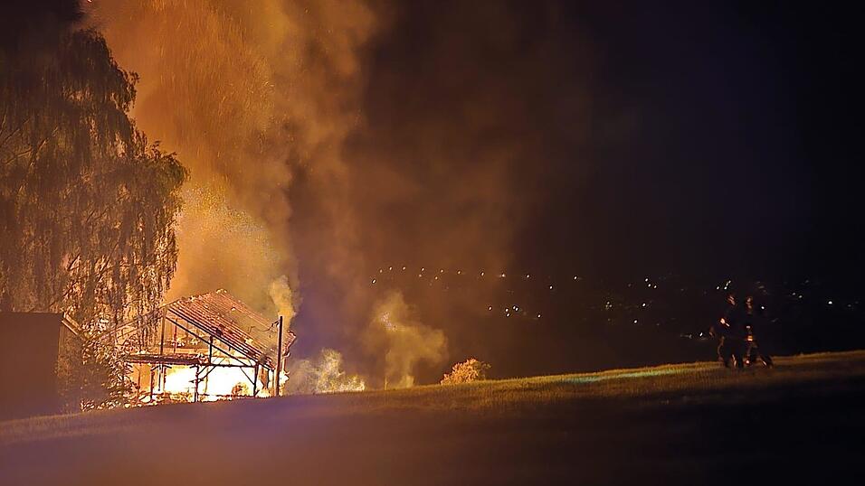 Beim Eintreffen der Feuerwehrleute stand der Stall bereits in Vollbrand.&nbsp;