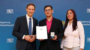 Für ihren Rettungseinsatz hat Regierungspräsident Rainer Haselbeck den 17-jährigen Johnathan Zejewski öffentlich gewürdigt und ihm die Medaille der Patrona Bavariae verliehen. Mit dabei war Mutter Karina Zejewski