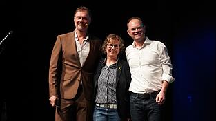 Martin Hohenberger (v. r.) und Sandra Hindelang begrüßten Prof. Dr. Volker Busch in Landau.