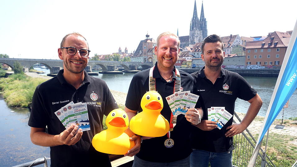 Daniel Goedeke (von links), Sven Hofstetter und Tim Becker von Round Table stellten das Entenrennen vor. Daniel Goedeke (von links), Sven Hofstetter und Tim Becker von Round Table stellten das Entenrennen vor.