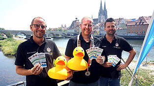 Daniel Goedeke (von links), Sven Hofstetter und Tim Becker von Round Table stellten das Entenrennen vor. Daniel Goedeke (von links), Sven Hofstetter und Tim Becker von Round Table stellten das Entenrennen vor.