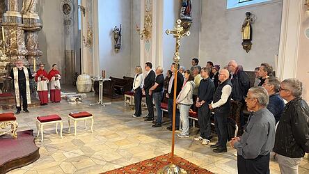 Zur Segnung durch Stadtpfarrer Martin Neidl hatten sich die geladenen G&auml;ste im Altarraum des M&uuml;nsters versammelt.
