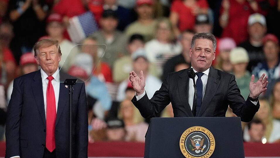 Der Auftritt von Audi-Chef Gernot Döllner mit US-Präsident Donald Trump hat harsche Kritik ausgelöst. (Archivbild) Der Auftritt von Audi-Chef Gernot Döllner mit US-Präsident Donald Trump hat harsche Kritik ausgelöst. (Archivbild)
