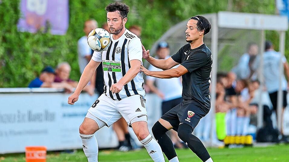 Ungl&uuml;cklich gelaufen: Michael Koller (links) lie&szlig; gegen den FC Unterf&ouml;hring den Ausgleich f&uuml;r den SV Neufraunhofen liegen und flog in der Nachspielzeit wegen wiederholtem Foulspiel vom Platz - am Ende steht wieder eine bittere 0:1-Niederlage f&uuml;r den Aufsteiger zu Buche.