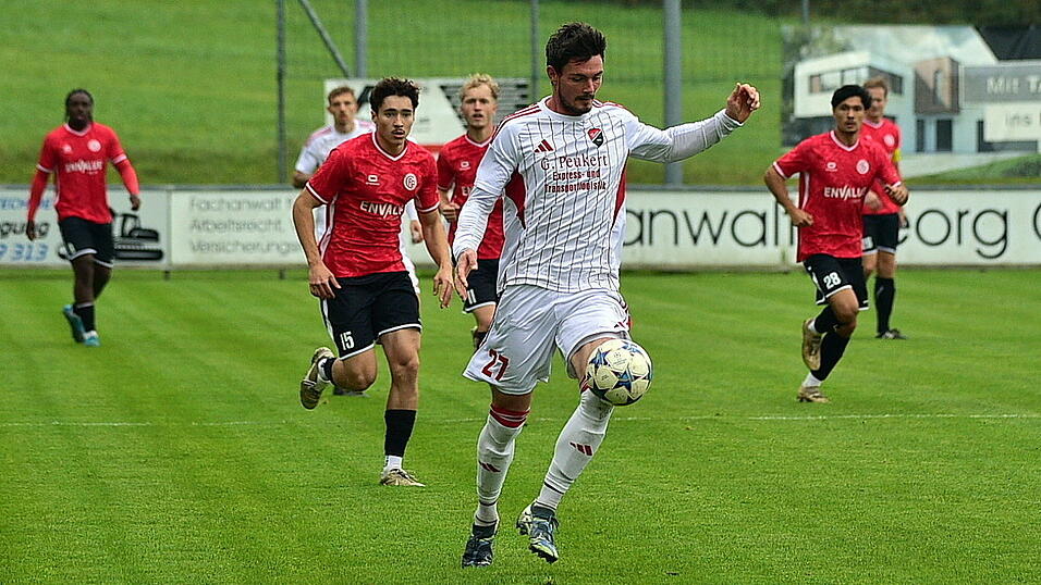Seebachs Mittelstürmer Patrick Pfisterer zeigte sich zuletzt im Heimspiel gegen den 1. FC Passau treffsicher, erzielte den 1:1-Endstand. Seebachs Mittelstürmer Patrick Pfisterer zeigte sich zuletzt im Heimspiel gegen den 1. FC Passau treffsicher, erzielte den 1:1-Endstand.