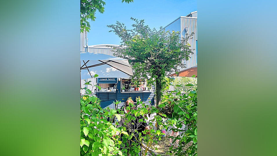 Ein Stück Urlaub zwischen Grün und Aperol Sprizz: Dieses Wochenende hat der Pop-Up-Biergarten in der Ohmstraße wieder geöffnet. Ein Stück Urlaub zwischen Grün und Aperol Sprizz: Dieses Wochenende hat der Pop-Up-Biergarten in der Ohmstraße wieder geöffnet.