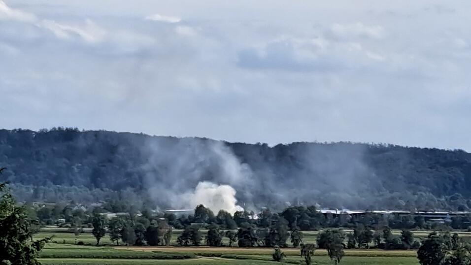 Nach ersten Erkenntnissen steht die Sortieranlage in Flammen. Nach ersten Erkenntnissen steht die Sortieranlage in Flammen.