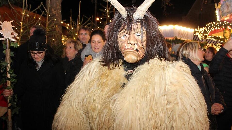 Die Perchtengruppe 'Frisinger Fratz'n' trat am Mittwochabend auf dem Landshuter Christkindlmarkt auf. Die Perchtengruppe 'Frisinger Fratz'n' trat am Mittwochabend auf dem Landshuter Christkindlmarkt auf.