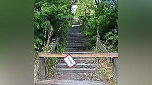 Und auch der Rest der Einfriedung wie an der Ostseite macht keinen allzu stabilen Eindruck mehr.