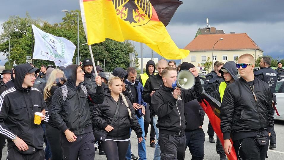 Am 28. September findet in Landshut der sechste CSD statt, zu dem bisher laut Polizeiangaben rund 50 rechtsextreme Gegendemonstranten erschienen sind. Über 200 Polizeibeamte sind vor Ort, um für Sicherheit zu sorgen.
