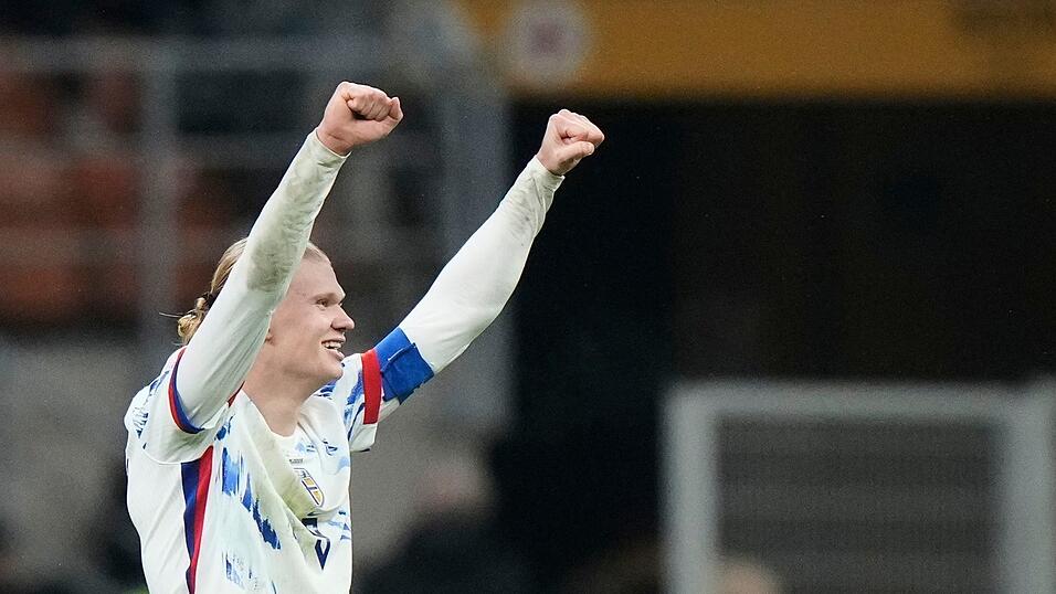 Norwegens Erling Haaland jubelt nach seinem Doppelpack in Italien über die WM-Teilnahme 2026. Norwegens Erling Haaland jubelt nach seinem Doppelpack in Italien über die WM-Teilnahme 2026.