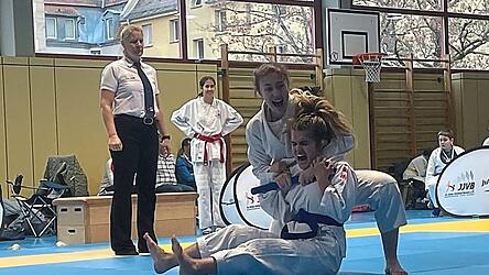 Lea Eisele mit Sarah Pfeiffer mit Abschlusstechnik Stockwürgen.