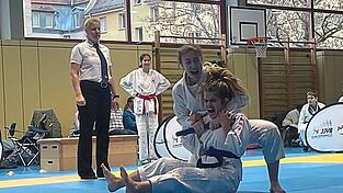 Lea Eisele mit Sarah Pfeiffer mit Abschlusstechnik Stockwürgen.