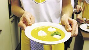 Simon Schmid war für die Möhren-Ingwer-Suppe mit Zimtmilchschaum zuständig. (Foto: Geiger)