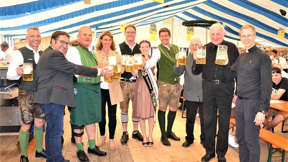 Am Freitagabend wird Bürgermeister Toni Schmid (3. von links) mit den Verantwortlichen und Ehrengästen auf ein gutes Gelingen des Bartholomä-Marktes anstoßen. Am Freitagabend wird Bürgermeister Toni Schmid (3. von links) mit den Verantwortlichen und Ehrengästen auf ein gutes Gelingen des Bartholomä-Marktes anstoßen.