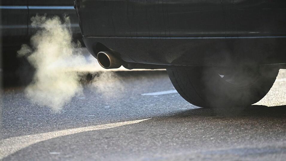 Die Deutsche Umwelthilfe wollte, dass BMW und Mercedes-Benz untersagt wird, in Zukunft Neuwagen mit klimaschädlichen Verbrennungsmotoren zu verkaufen. (Symbolbild) Die Deutsche Umwelthilfe wollte, dass BMW und Mercedes-Benz untersagt wird, in Zukunft Neuwagen mit klimaschädlichen Verbrennungsmotoren zu verkaufen. (Symbolbild)