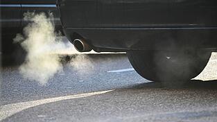 Die Deutsche Umwelthilfe wollte, dass BMW und Mercedes-Benz untersagt wird, in Zukunft Neuwagen mit klimasch&auml;dlichen Verbrennungsmotoren zu verkaufen. (Symbolbild)