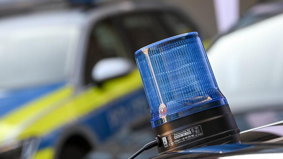 Die Polizei durchsucht auch die Wohnung des Mannes. (Symbolbild)