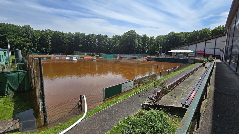 Die drei Hauptpl&auml;tze des TC Rot-Wei&szlig; standen im Juni knietief unter Wasser. Das Hochwasser zeigte in Form von steigendem Grundwasser seine Auswirkungen.  (Archivfoto)