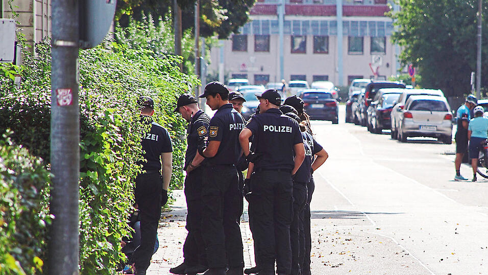 Bereitschaftspolizisten am 18. September, dem Tag nach der Schießerei, bei der Zeugen- und Spurensuche.