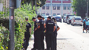 Bereitschaftspolizisten am 18. September, dem Tag nach der Schießerei, bei der Zeugen- und Spurensuche.