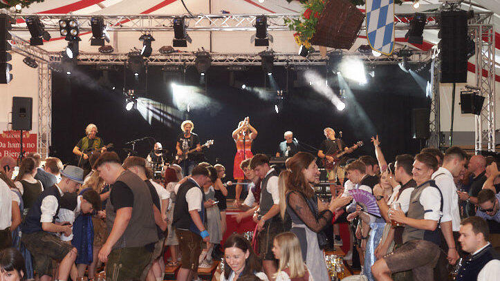 Die Partybilder vom Freitag, 8. August, aus dem Festzelt Lechner. Die Partybilder vom Freitag, 8. August, aus dem Festzelt Lechner.